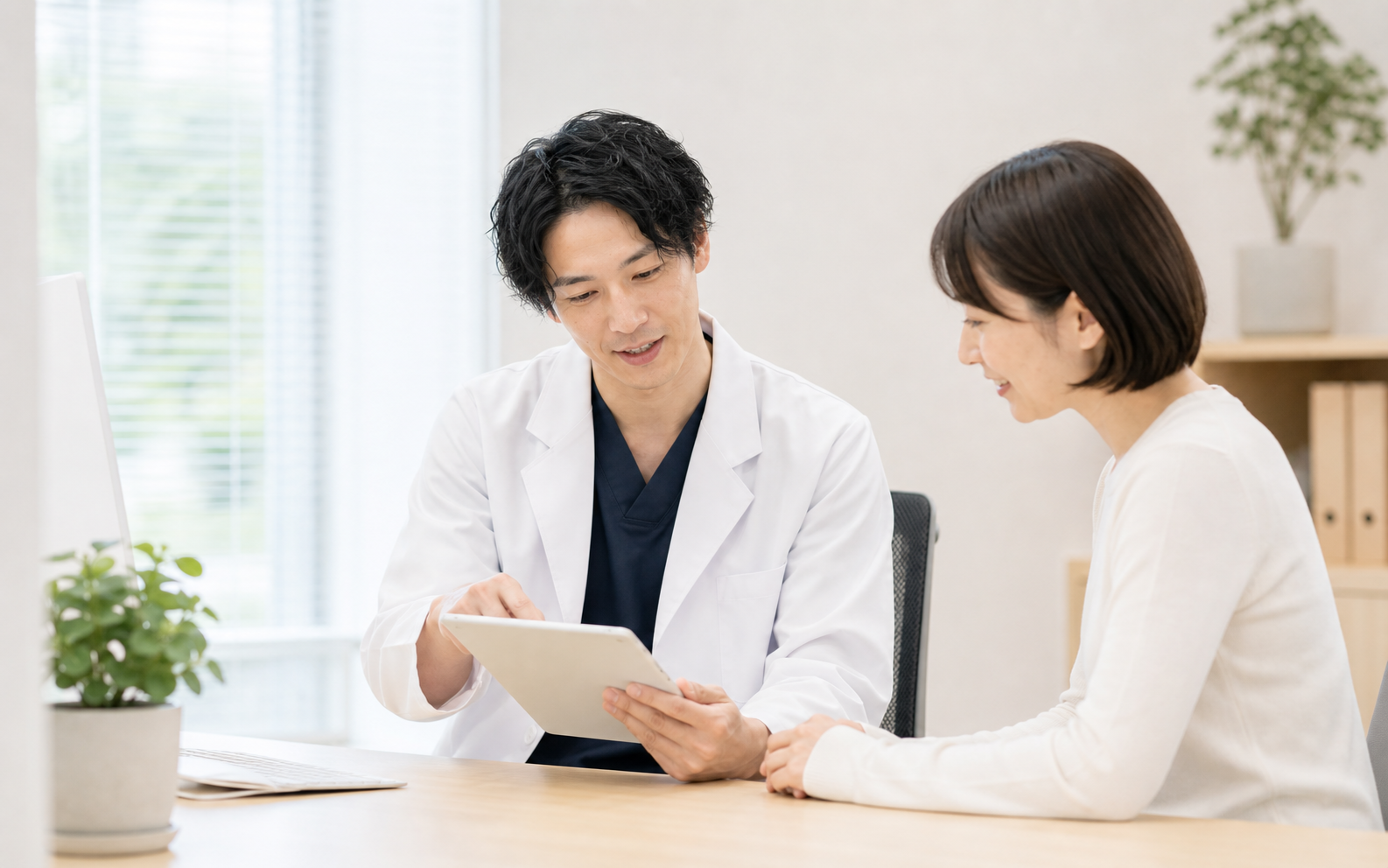 診療前の相談をする患者と医師